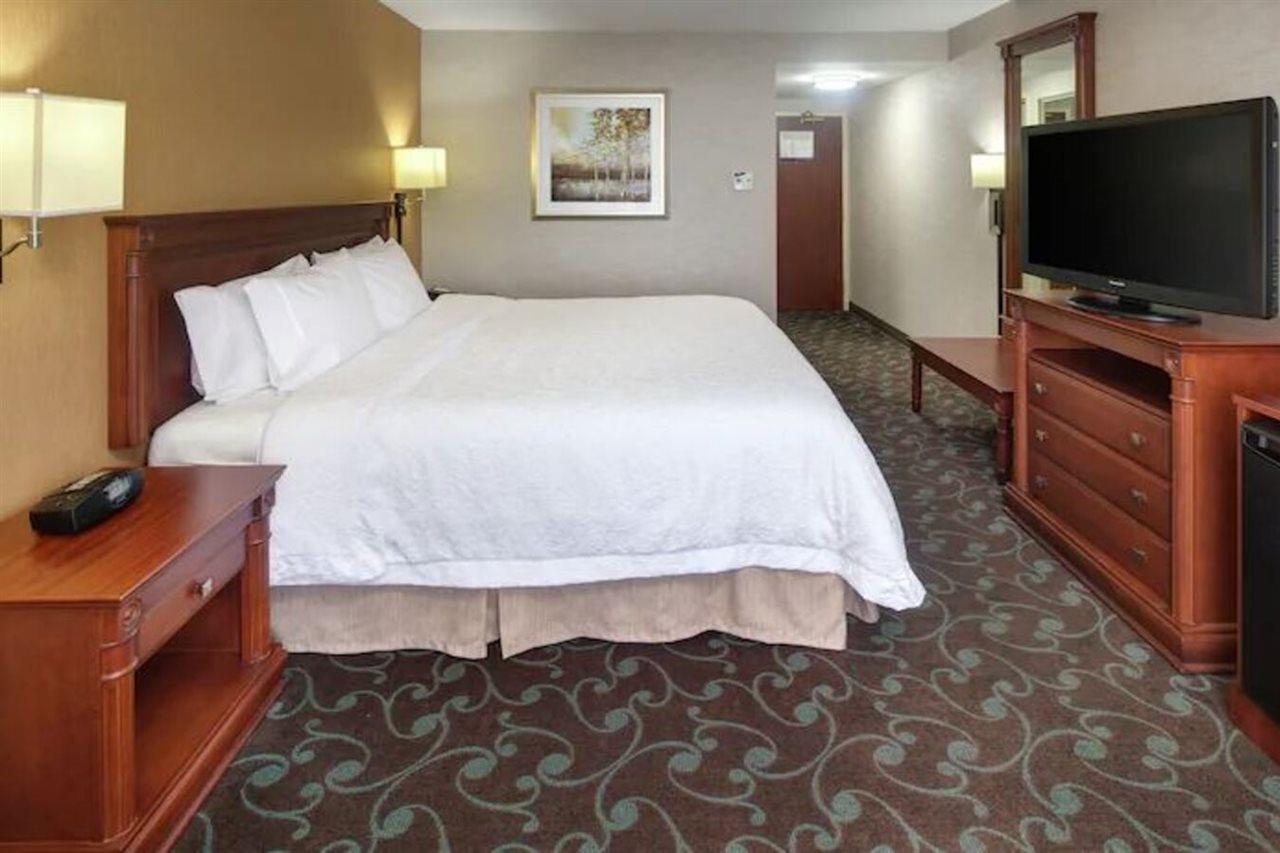 Hampton Inn & Suites By Hilton Toronto Airport Миссиссага Экстерьер фото