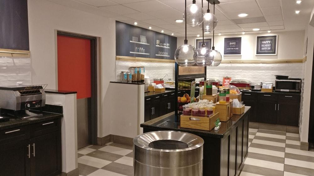 Hampton Inn & Suites By Hilton Toronto Airport Миссиссага Экстерьер фото