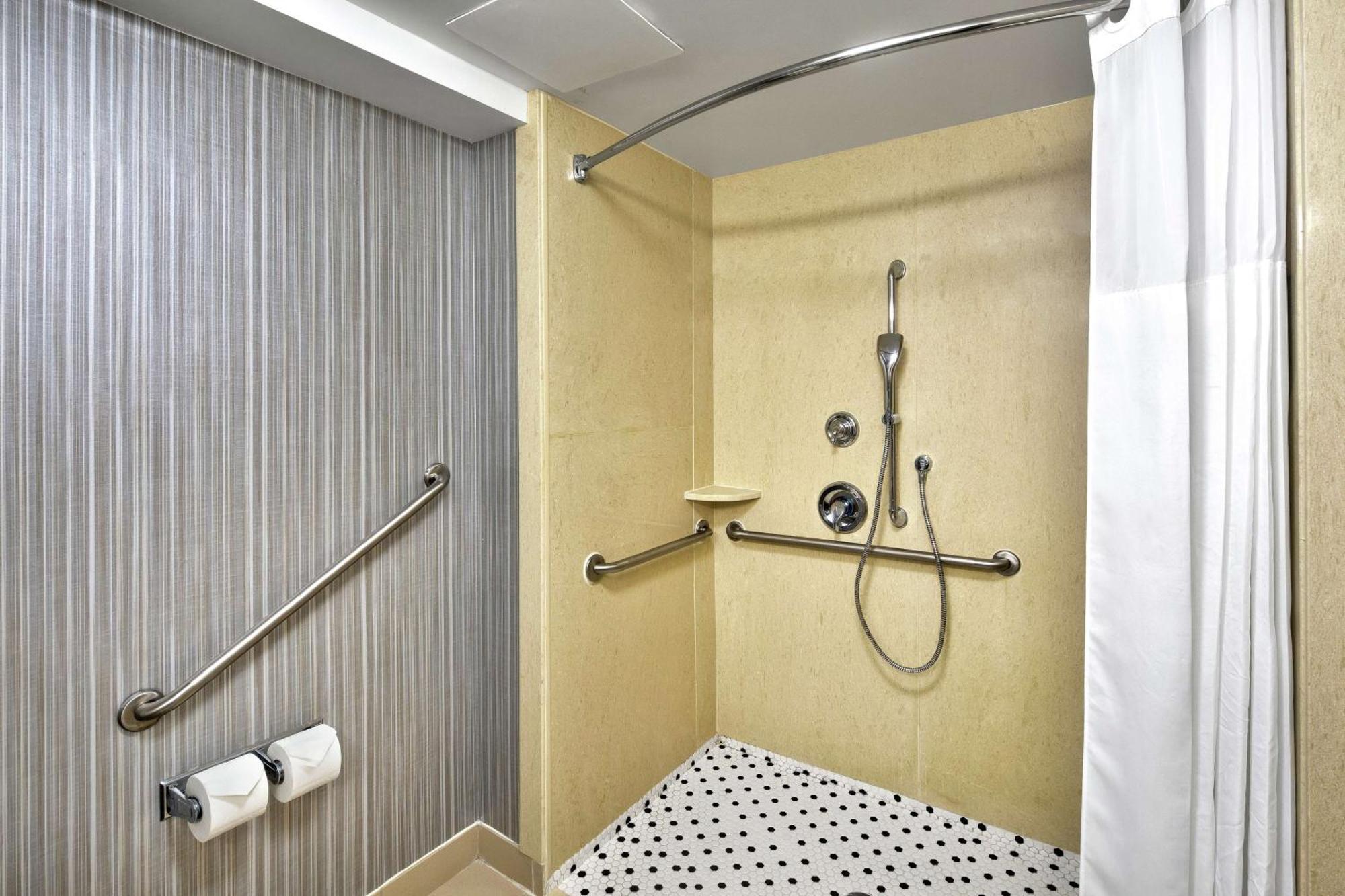 Hampton Inn & Suites By Hilton Toronto Airport Миссиссага Экстерьер фото