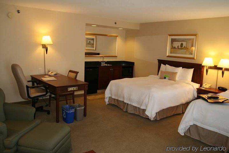 Hampton Inn & Suites By Hilton Toronto Airport Миссиссага Номер фото